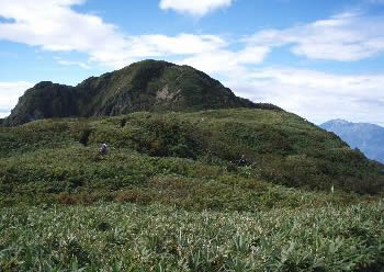 笹平から望む雨飾山の山頂