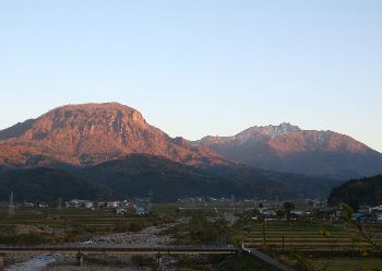 駒ヶ岳（左）、雨飾山（右）