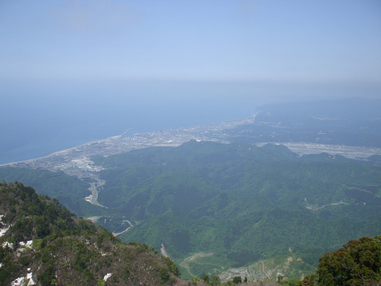 山頂から糸魚川市街地を望む。