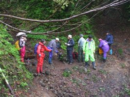 山頂まで唯一の水場「シキ割」