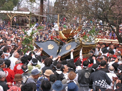 押上・寺町区の若衆がせめぎ合うけんか神輿