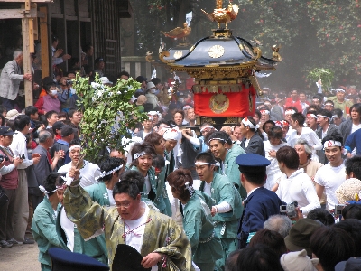 けんか神輿の後、境内を走る御走り