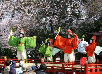 4人の稚児が舞う鶏冠（けいかん）