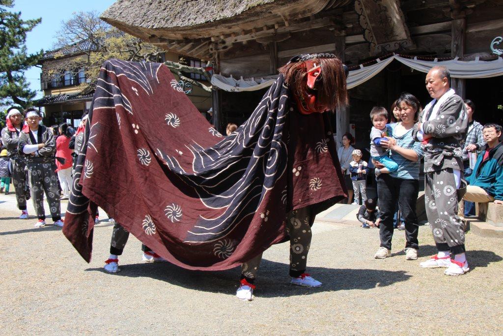 獅子舞が神輿行列の先払いとして舞われる